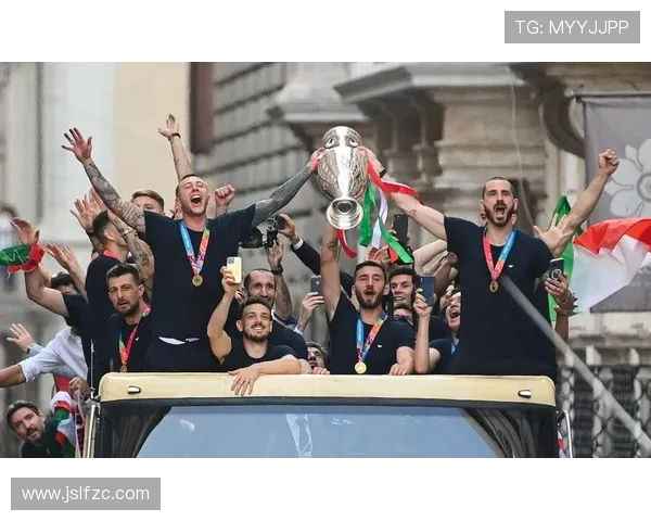 意甲球队集体合照中的经典拍照姿势与团队精神展现